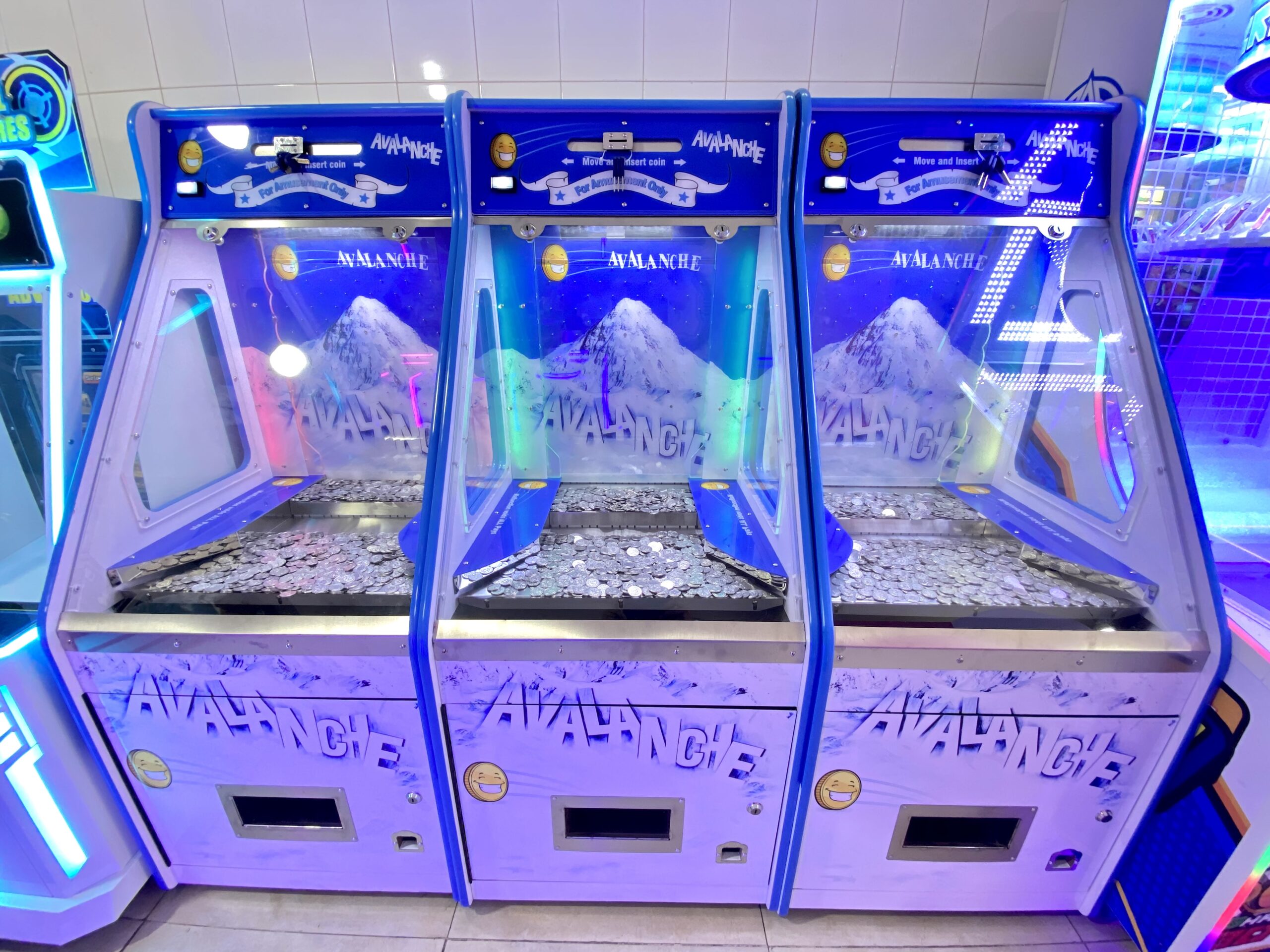 Máy đẩy xu được sử dụng màu xanh, đồng bộ với khu vui chơi trẻ em mang theo tông màu xanh dương Máy đẩy xu được sử dụng màu xanh, đồng bộ với khu vui chơi trẻ em mang theo tông màu xanh dương